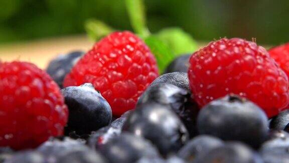 蓝莓和覆盆子的细节宏货运各式各样的浆果健康食品有机营养4k
