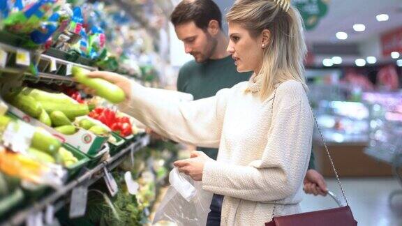 一对年轻夫妇在超市买食物