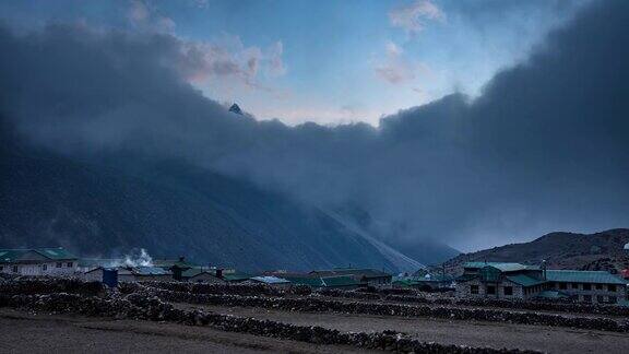 位于尼泊尔的喜马拉雅山脉AmaDablam山