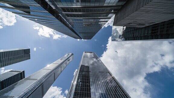 高层公司大楼的低角度视图摩天大楼和天空