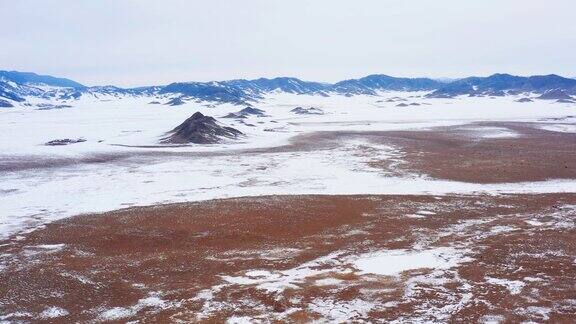 冬天的阿尔泰山:大草原中的一座孤山鸟瞰图
