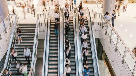 香港地铁高峰时段乘客和游客在自动扶梯上行走的时间间隔