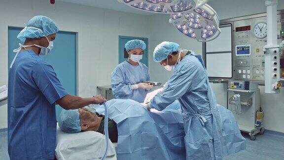 医疗团队与老年患者做外科手术