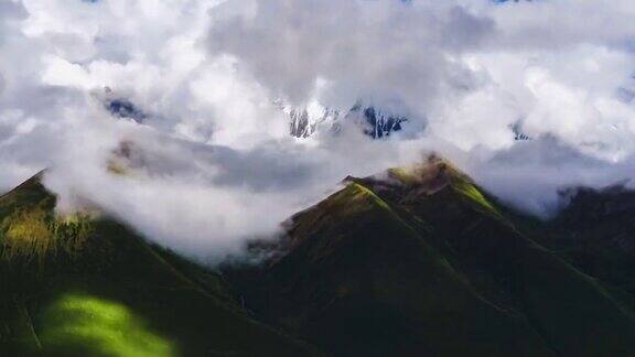 云从雪山倾泻到草原上