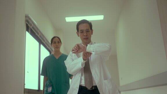 医生在医院的走廊上奔跑