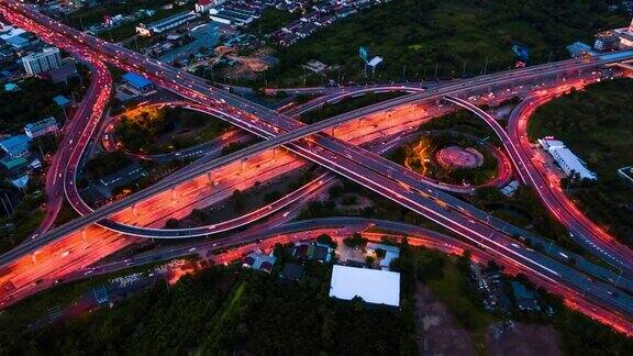 曼谷繁忙高速公路夜间的鸟瞰图Hyperlapse