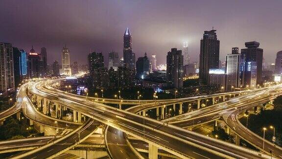 高峰时段的多条高速公路和立交桥的交通中国上海