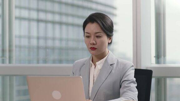 在办公室工作的年轻成功的亚洲女商人