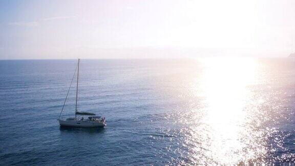 夏天航行地中海的帆船
