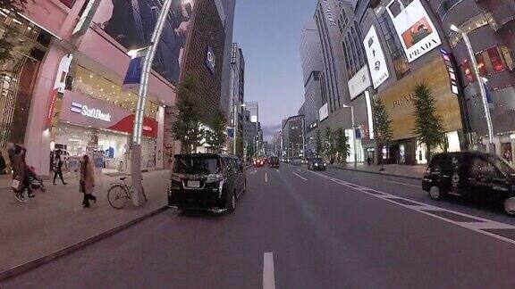 POV在城市里骑自行车黄昏时分骑自行车穿过银座日本东京交付服务时间流逝行动相机拍摄