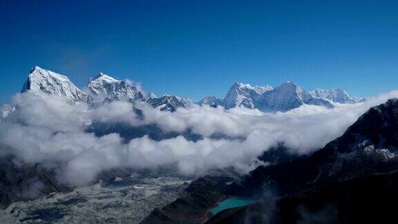 喜马拉雅山高地山谷上空的云的运动