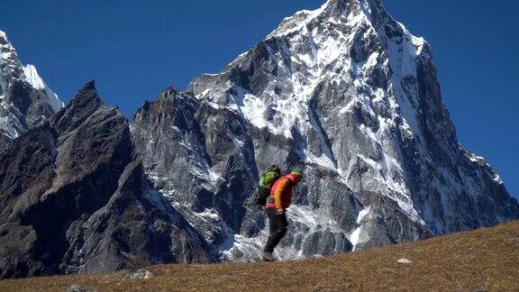 背着背包的男人在山上爬山
