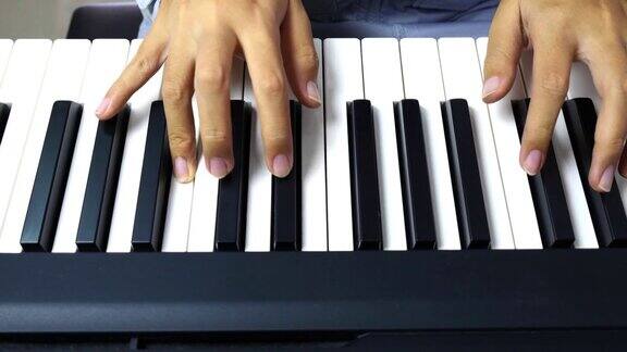 钢琴手弹奏钢琴的特写