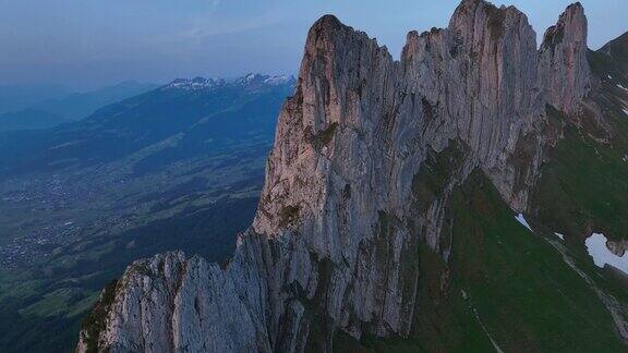 无人机在瑞士阿彭策尔阿尔普斯坦阿尔特曼山的岩石山顶拍摄的画面
