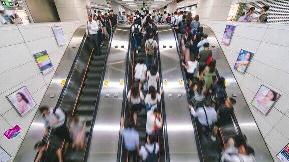 香港地铁高峰时段乘客和游客在自动扶梯上行走的时间变化