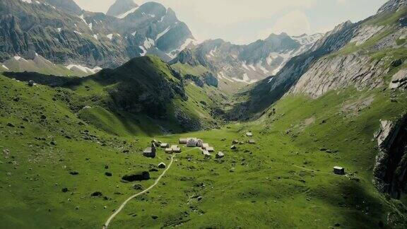鸟瞰瑞士山区的村庄