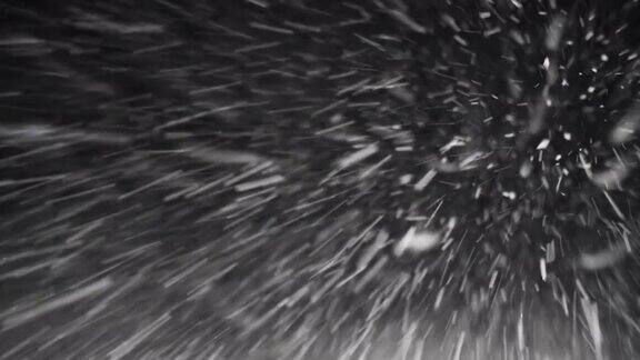 汽车驾驶在一个晚上的雪道通过暴风雪暴风雪POV挡风玻璃视图