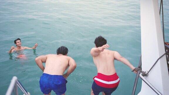 4K一群男人朋友在暑假乘坐豪华游艇旅行时一起跳进海里游泳