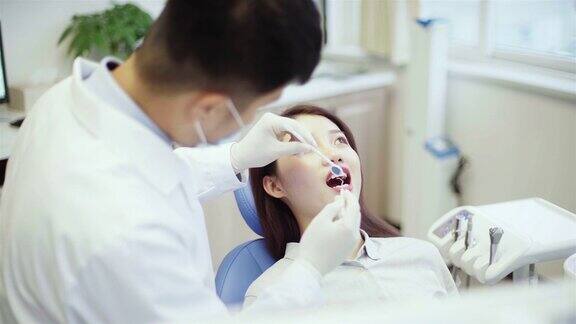 牙医在牙科诊所给病人检查