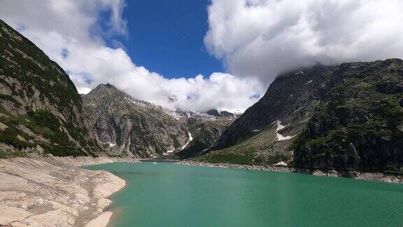瑞士风景如画的山和湖的全景时间流逝