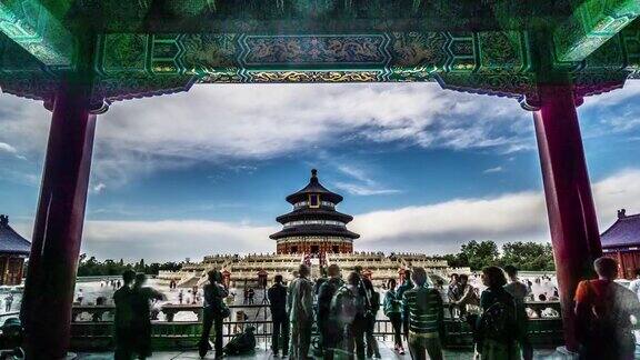 中国北京天坛前拥挤的游客