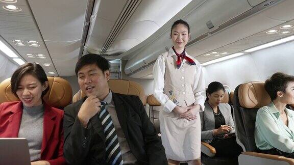 乘客们坐在商用飞机上