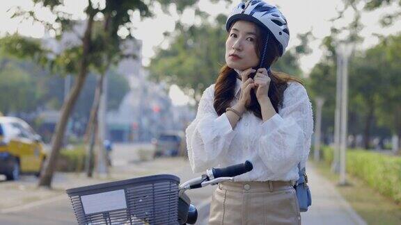 亚洲女商人在市中心租用共享自行车上班或上班