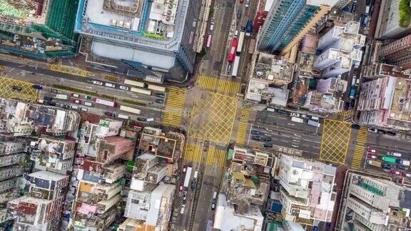 从空中俯瞰香港市区的汽车和拥挤的深水埗区