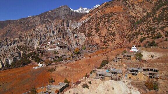 空中全景图佛塔寺庙和bhrala村房屋定居点安纳普尔纳环行喜马拉雅山脉古老的村庄尼泊尔北部的玛南区