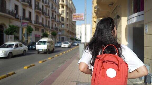 游览开罗的亚洲年轻女子