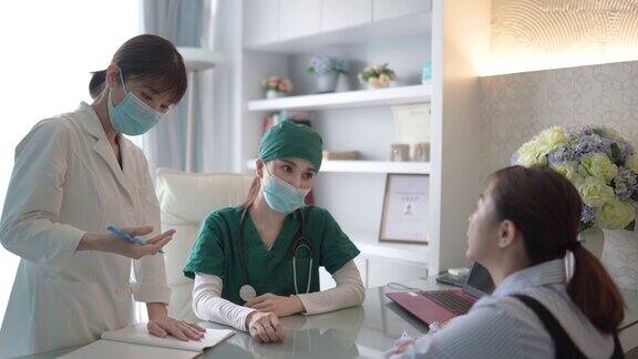 亚裔华人女医生在医院咨询她的病人
