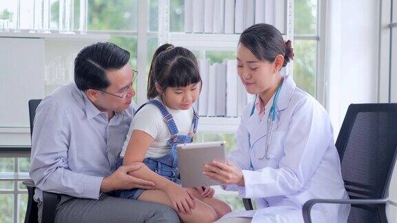 小女孩带着爸爸去看医生中国和香港的医疗系统