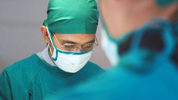 专业医生团队在手术室进行手术