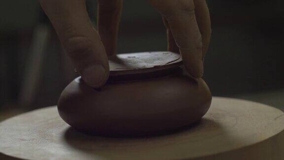 工匠在宜兴陶壶上试盖为中国茶道制作的手工陶壶褐色陶器茶壶4k的视频59.94帧秒