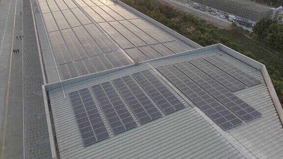 利用太阳能在屋顶上铺设发电板