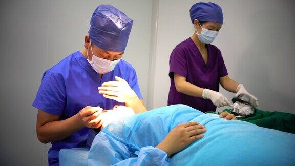 4K:医生在现代手术室为病人准备手术的肖像