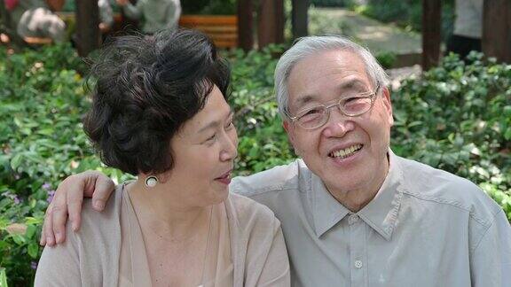 微笑的中国老年夫妇肖像