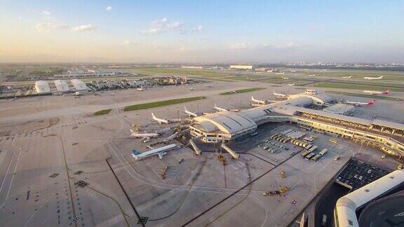 间隔拍摄北京首都国际机场航站楼鸟瞰图
