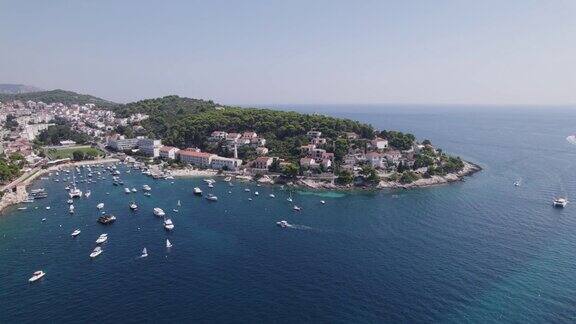 克罗地亚航拍:赫瓦尔斯普利特-达尔马提亚:风景如画的海岸线和迷人的港口