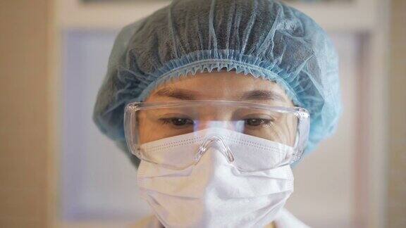 中国计算机上的女医生戴着面罩和护目镜的照片