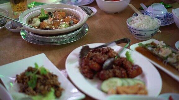 宫保鸡丁豆腐煲餐厅的中国圆桌餐