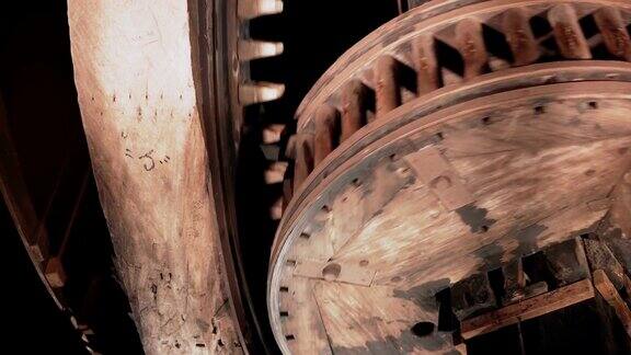 4K巨大的木制齿轮旋转在一起的特写内部是传统的风车机制古老的时钟旋转得很快