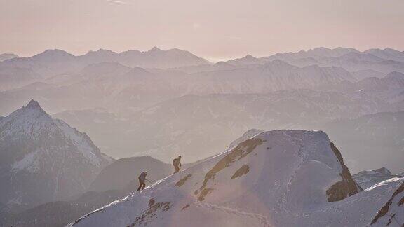男性徒步者攀登雪山