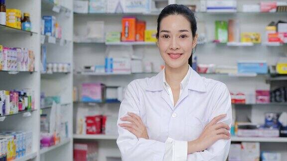 微笑的女医生满意她在药店的工作肖像医、卫、人、院理念