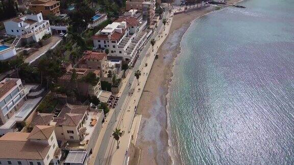 西班牙马略卡岛海岸建筑和索勒港海滩上空的无人机镜头