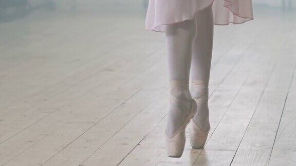 芭蕾舞者的腿在木地板上跳舞