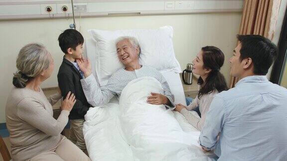 一家人去医院看望爷爷