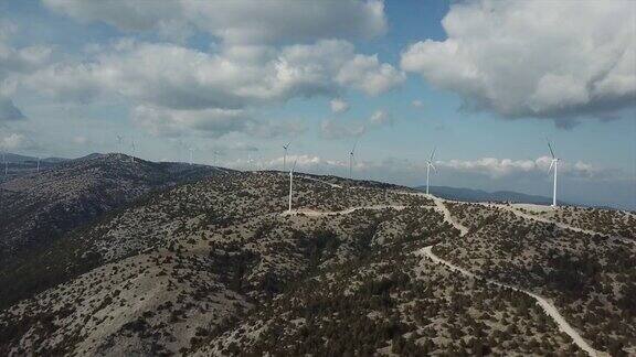 山顶上的风力涡轮机