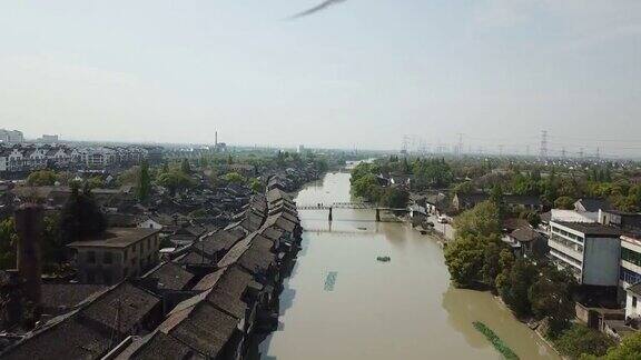 这条运河穿过中国江苏省的古镇