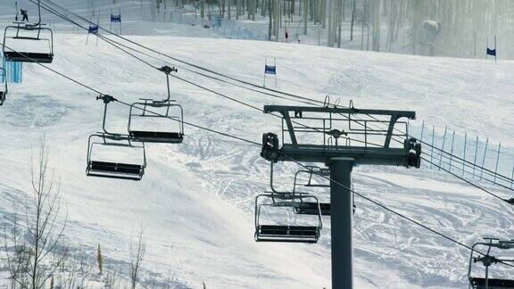 冬天在科罗拉多山滑雪场滑雪者乘坐滑雪缆车人们在斜坡上滑雪